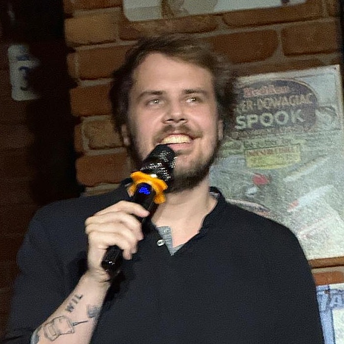 Kamil na scenie z mikrofonem